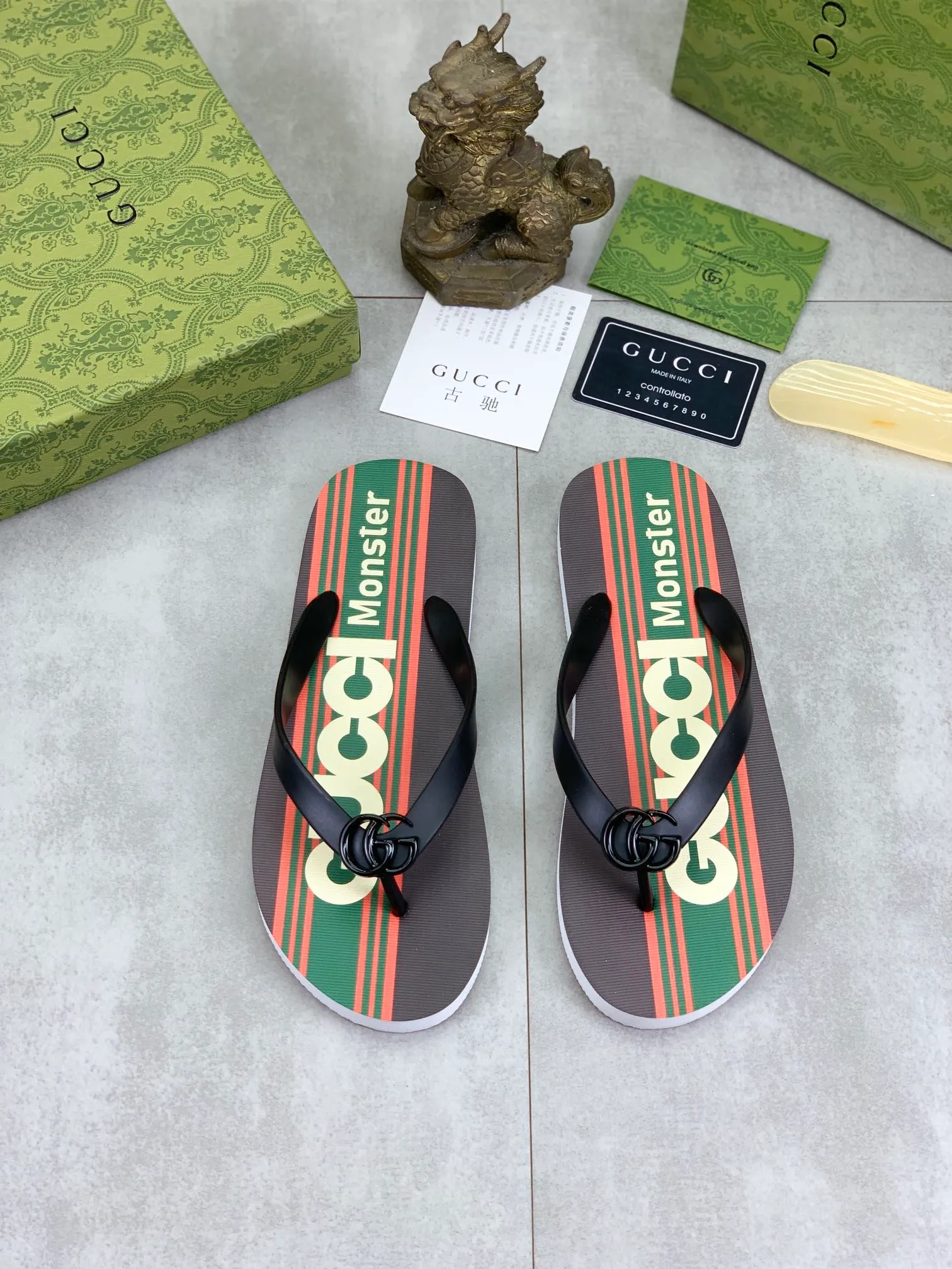 Men's men's shoes 💰P220💰【New style】🆘【GUCCI】Official website's popular Gucci adult couple 🧑‍🤝‍🧑 style, children's flip-flops are on sale at the counter simultaneously! Original fabric imported from Italy. Original bottom provided by the original factory. Size: Adult 36-45. Children’s size: 30-37. Multiple colors available.